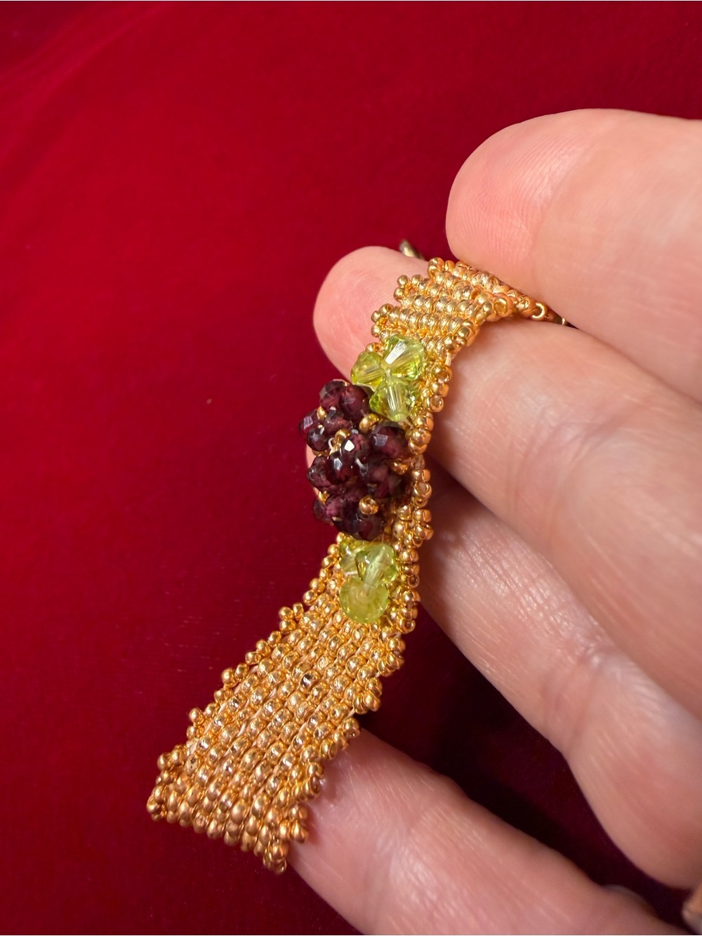 Hand woven gold color seed bead bracelet with garnet and crystal floral accent - Picture 5 of 8